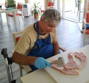 Senior Fleisch Vorbereitung Essen